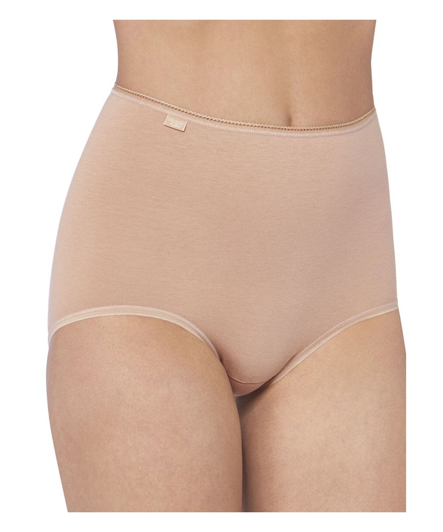 Perfect for every day wear, these 24/7 Cotton Maxi briefs are a staple piece in your lingerie collection. This multi pack of briefs comes in 3 different colours - all black, all white or all blush. The elasticated waist provides the perfect fit and lined gusset for all day comfort.