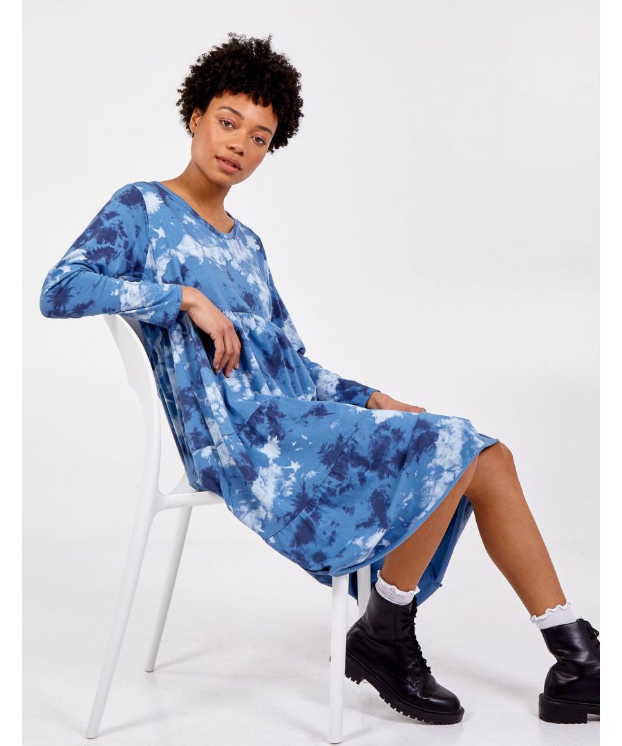 Stand out from the crowd in the coming season with this tie dye midi dress. Compliment with wedges for the ultimate glamorous Spring Summer look!\nOne size fits UK 8-14Construction: 95% Cotton, 5% Elastane Machine WashableApprox. Length: 98 cm