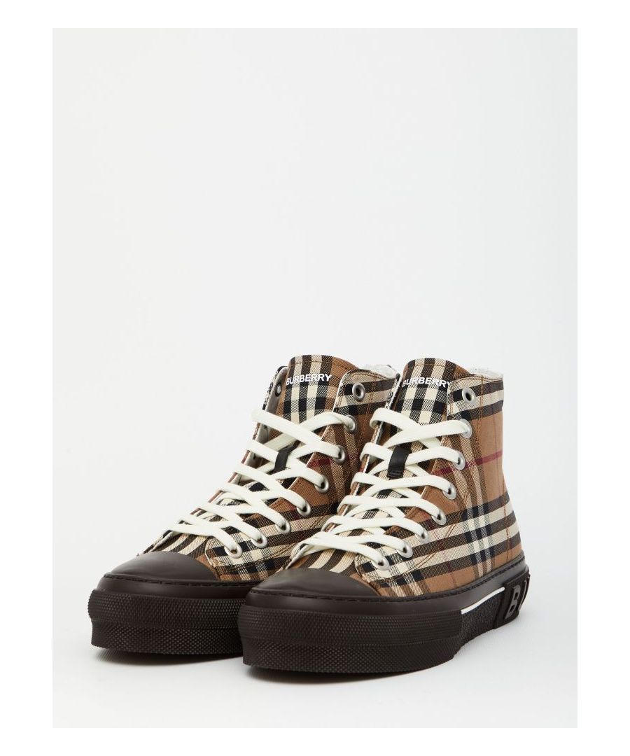 Canvas sneakers with iconic Vintage Check print