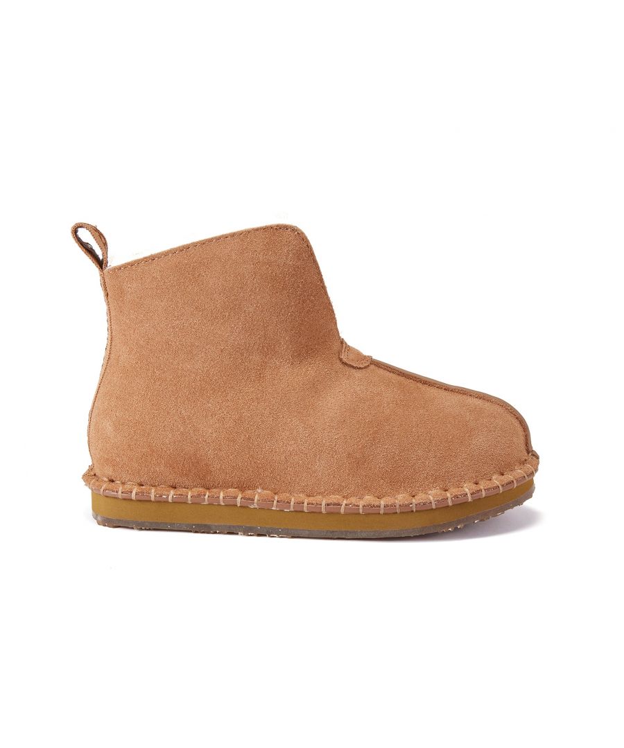 Luxe's mini version Homewurk for kids and teens is new for FW21. Super soft, natural, double face sheepskin upper with outdoor sole.