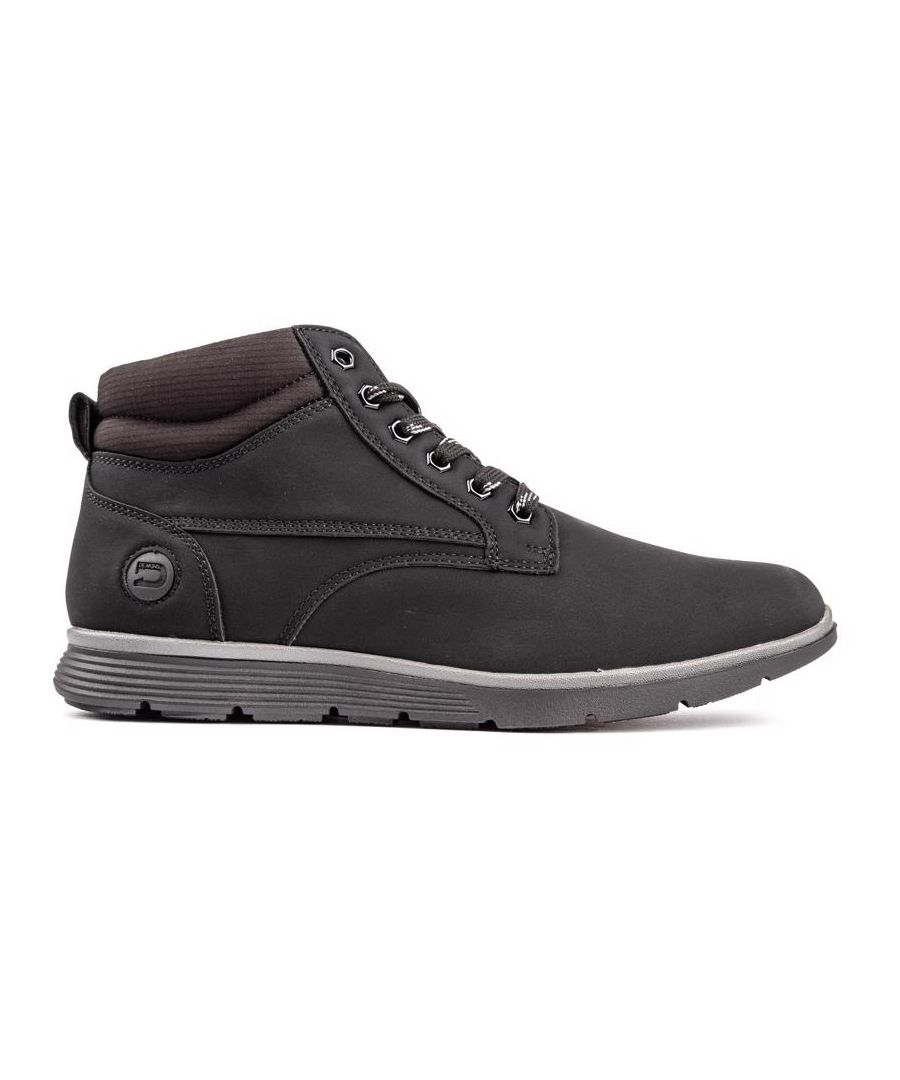 De Deakins Rockcliffe zwarte Chukka-laarzen voor heren zijn essentieel voor elke stijlbewuste schoenencollectie. Deze laarzen hebben een gewatteerde kraag. voering van textiel. Deakins side-branding. zeshoekige metalen oogjes en een rubberen zool om hun robuuste maar slimme uitstraling af te maken.