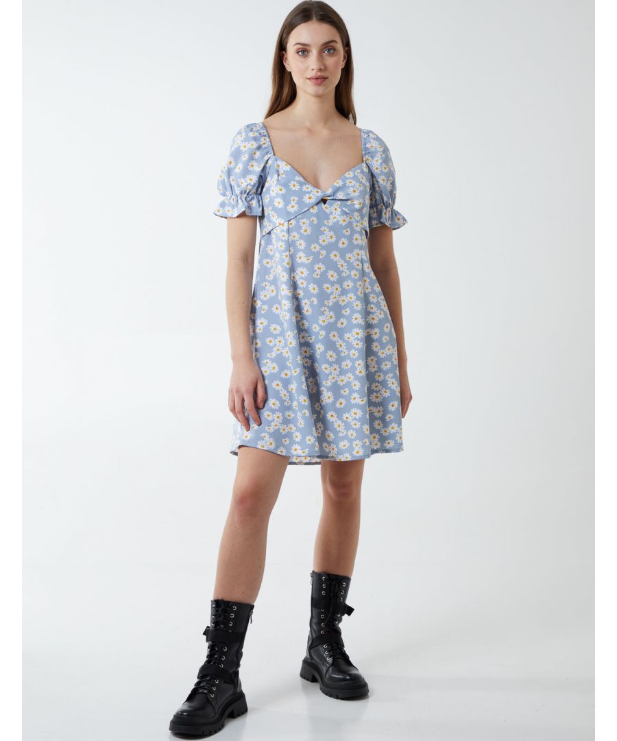 Get snug in this cute fit and flare dress, perfect for the season. With a statement print, a sweetheart neckline to give a flattering look. Team this dress with wedges.