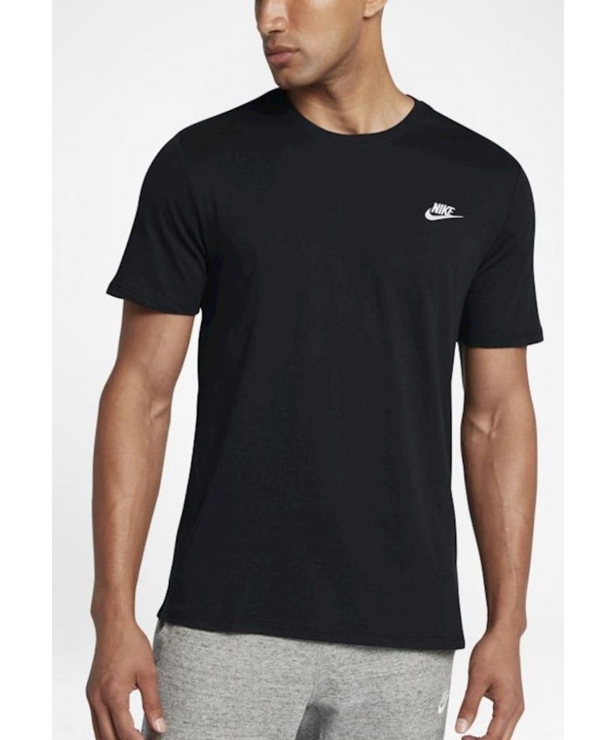 Nike Crew Neck Club T-shirt voor heren. T-shirt van katoenjersey. Geribbelde ronde hals en korte mouwen. Geborduurde Swoosh en Nike-logo. Standaard pasvorm voor een ontspannen, gemakkelijk gevoel.