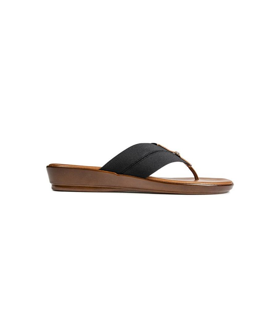 Rustig en zorgeloos. de Hera teensandaal van Lotus is de perfecte match voor een leuk zomers dagje uit. Deze platte teenslippersandalen hebben een voetbed van zacht schuim en een wigvormige zool voor superieur comfort en een mooie gouden verfraaiing voor een chique uitstraling. modieuze aantrekkingskracht.