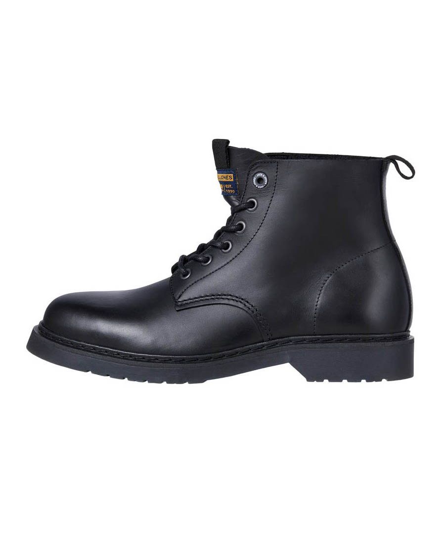 Heren Jfw Hastings Leather Boot van het merk Jack & Jones. De schoen is gemaakt van hoogwaardig leer.  Merk: Jack & JonesModelnaam: Jfw Hastings Leather BootCategorie: heren schoenenMaterialen: leerKleur: antraciet zwart