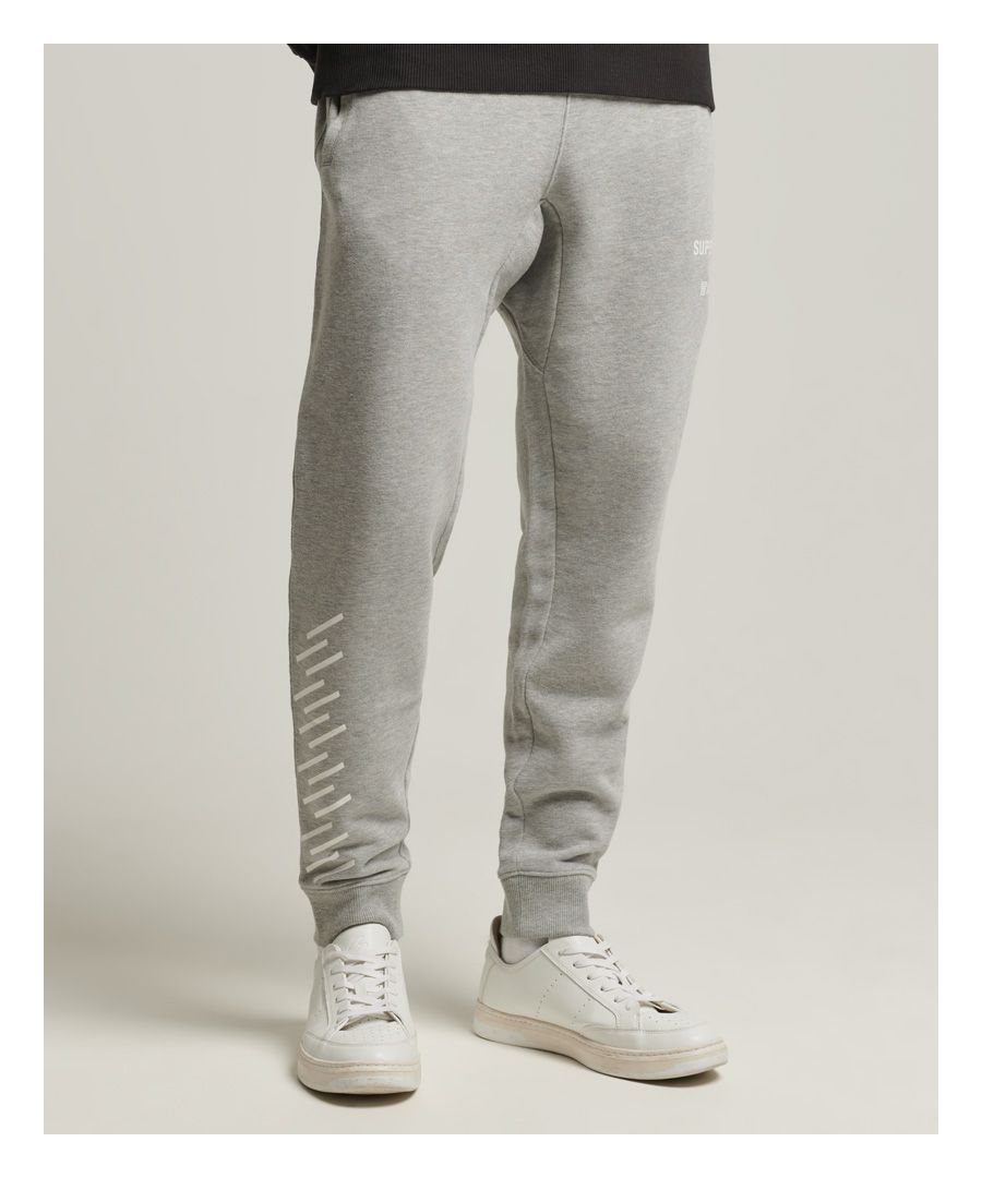Joggers are a core part of any sporty wardrobe. We love to upgrade our classic designs with bold logos to catch the eye and ensure that your personal style never has an off day.Slim fit – designed to fit closer to the body for a more tailored lookDrawcord waistbandTwo side pocketsRibbed cuffsPrinted Code and Superdry logos