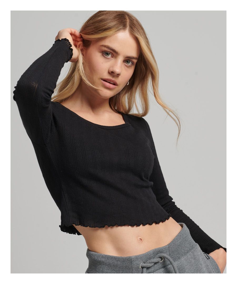 Deze elegante korte top combineert vintage vibes met functionaliteit. Combineer hem met een jeans voor een casual look of hou het knus en draag hem als een laagje onder een sweatshirt.Slimfit – de nauw aansluitende pasvorm zorgt voor een strakkere lookRonde halsOntwerp van pointelle-stofLange mouwenSuperdry-tabGemaakt van biologisch katoen dat wordt geteeld met natuurlijke in plaats van chemische pesticiden en meststoffen. De gezondere bodem die hierdoor ontstaat, verbruikt tot 80% minder water, wat beter is voor onze planeet en voor de boeren die de grond verbouwen.