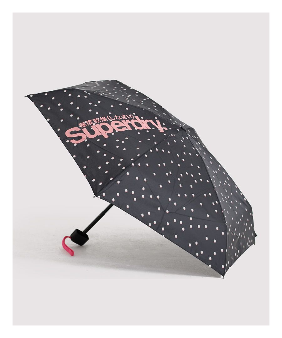 Superdry SD Compact-damesparaplu. Blijf stijlvol droog met deze paraplu, voorzien van een volledig stippenpatroon en een klittenbandsluiting met een Superdry-logolabel. Afgewerkt met een Superdry-logolabel op de hoes en Superdry-logo's op een van de inzetstukken, de parapluhoes en aan de onderkant van het handvat.
