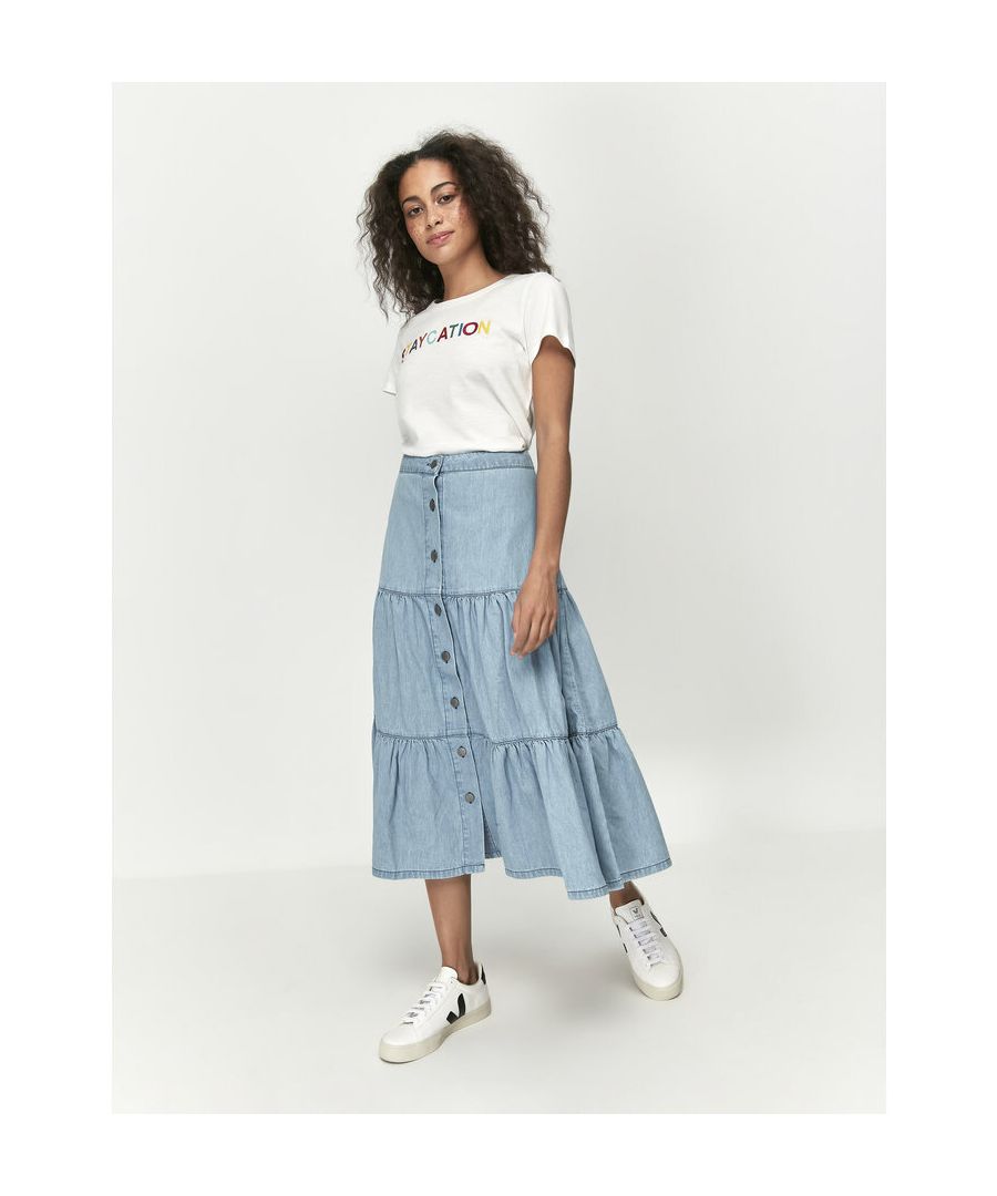 This skirt from Khost Clothing features a denim fabric, tiered design, midi length and front button fastening. Pair with a classic white t-shirt and trainers for the perfect spring look.