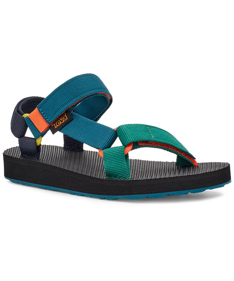 A mini remake of the adult’s Original Universal, this kid-friendly water sandal is geared for outdoor adventures with water-loving straps made from recycled plastic. Geared for free-spirited little ones, easy hook-and-loop closures provide early independence with easy on and off.