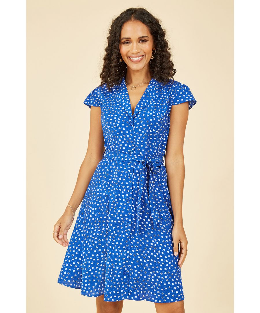 We love a nod to the retro and this blue Mela shirt dress is the perfect way to wear it! The cute cap sleeves, collared neckline and button down fastening make this a great daytime dress. With a dainty all over daisy print and self tie waist belt it will look perfect with white trainers and cardigan this springtime.