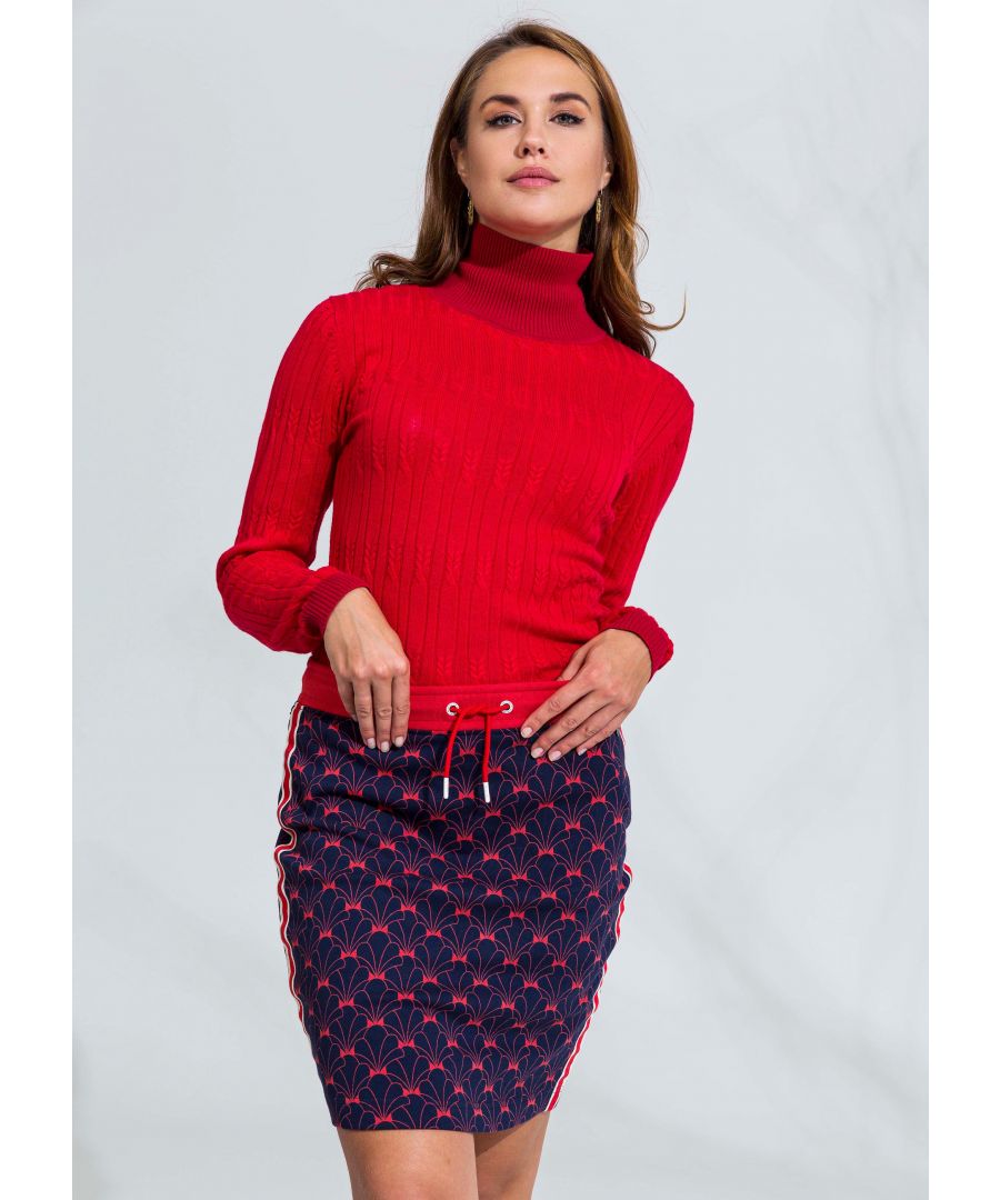 Donkerblauwe, slim fit rok met een rood patroon geïnspireerd op lotusbloemen. De rok heeft een bijpassend oranje elastisch middendeel en een koord dat als riem fungeert.