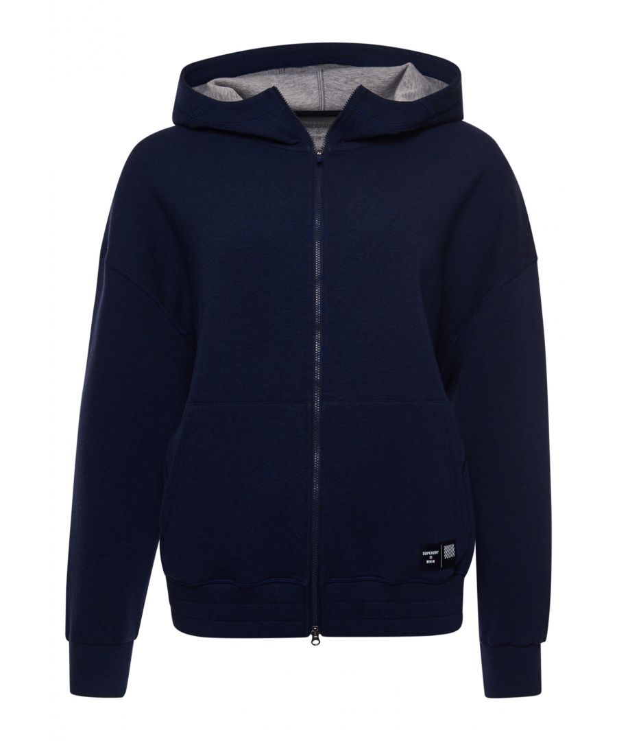 Deze Train Gymtech-hoodie met rits voelt zacht aan en houdt je warm en comfortabel tijdens het sporten. Zo kun je het hele jaar door tot het uiterste gaan. Dankzij de relaxte pasvorm en verlaagde armsgaten kun je je vrij bewegen.Losse pasvorm: Een klassieke pasvorm. Niet te nauwsluitend, zonder poespasAdemende stof - Laat lucht en vocht door het materiaal gaan zodat je comfortabel blijftVochtafvoerend - Helpt je lichaamstemperatuur te reguleren door transpiratie af te voeren en het vocht aan de buitenkant van de stof te verspreidenRitssluitingLage armuitsnijdingenDubbele zakken - Binnenzakken met rits in de kangoeroevoorzakkenGeribde boordenElastische zoomKlassieke Superdry-logolabel