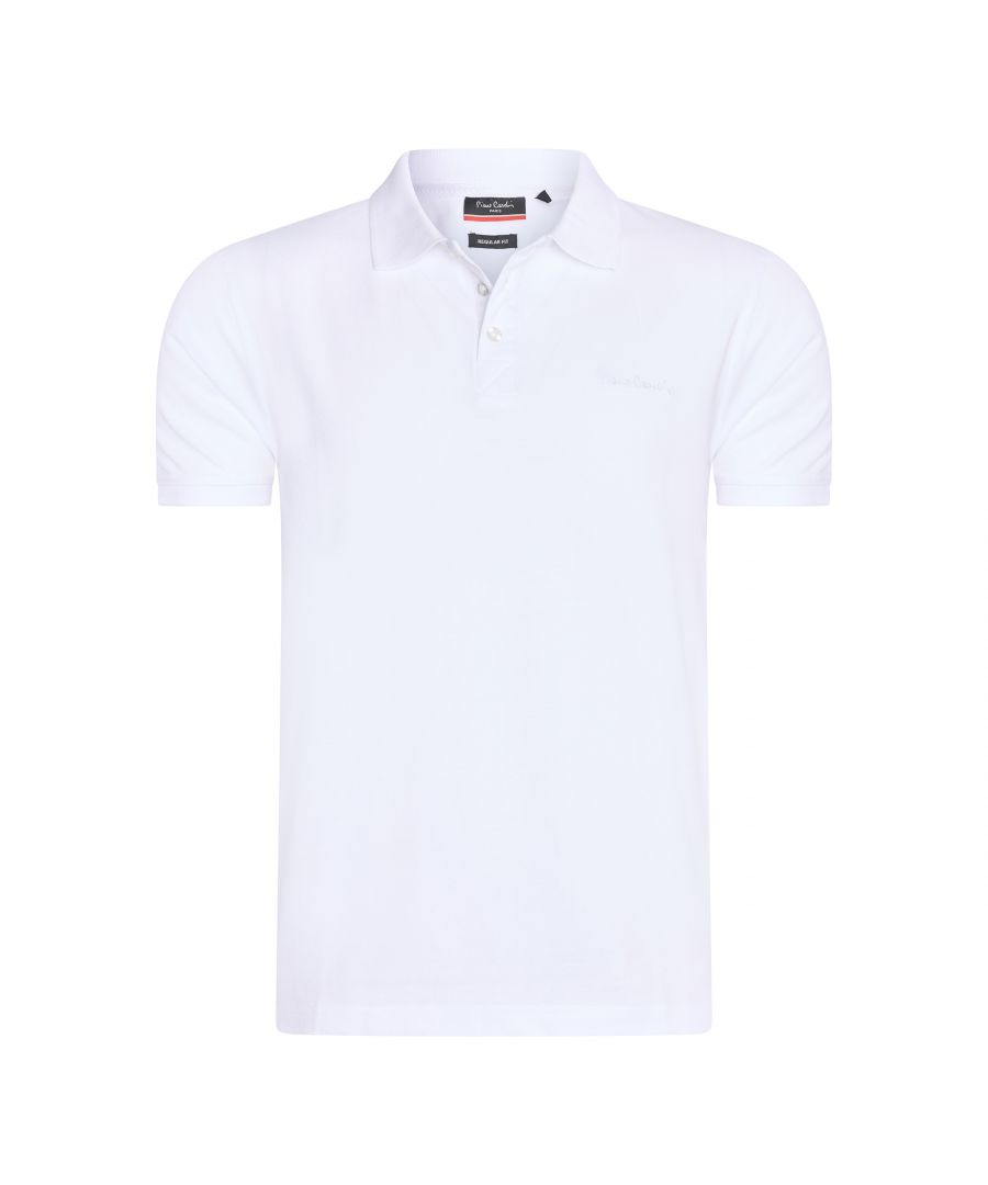 Heren polo van het merk Pierre Cardin. De polo's van Pierre Cardin zijn gemaakt van 100% katoen, en hebben een normale pasvorm. Het zachte pique katoen zorgt voor een heerlijk draagcomfort.  Merk: Pierre CardinModelnaam: Classic PoloCategorie: heren poloMaterialen: pique katoenKleur: wit