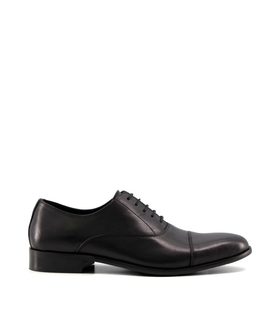 Update your formal wardrobe and raise your sartorial game with these leather Gibson shoes. Crafted from smooth leather, they feature tonal laces and are set on a low block heel.