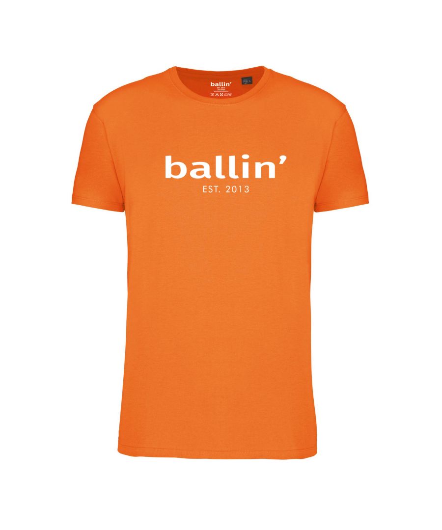 Heren t-shirt van het merk Ballin Est. 2013. De shirts van Ballin Est. 2013 zijn gemaakt van 100% biologisch katoen, en hebben een normale pasvorm. Het zachte katoen zorgt voor een heerlijk draagcomfort.  Merk: Ballin Est. 2013Modelnaam: Regular Fit ShirtCategorie: heren t-shirtMaterialen: biologisch katoenKleur: oranje
