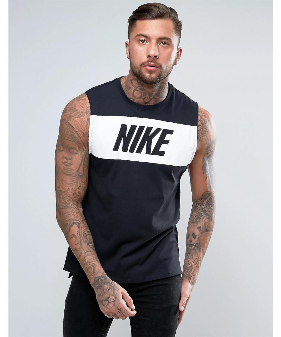 Nike zwart mouwloos T-shirt met retro-logo. Mouwloos vestshirt van Nike. Ademend katoen. Ronde nek. Atletische snit.