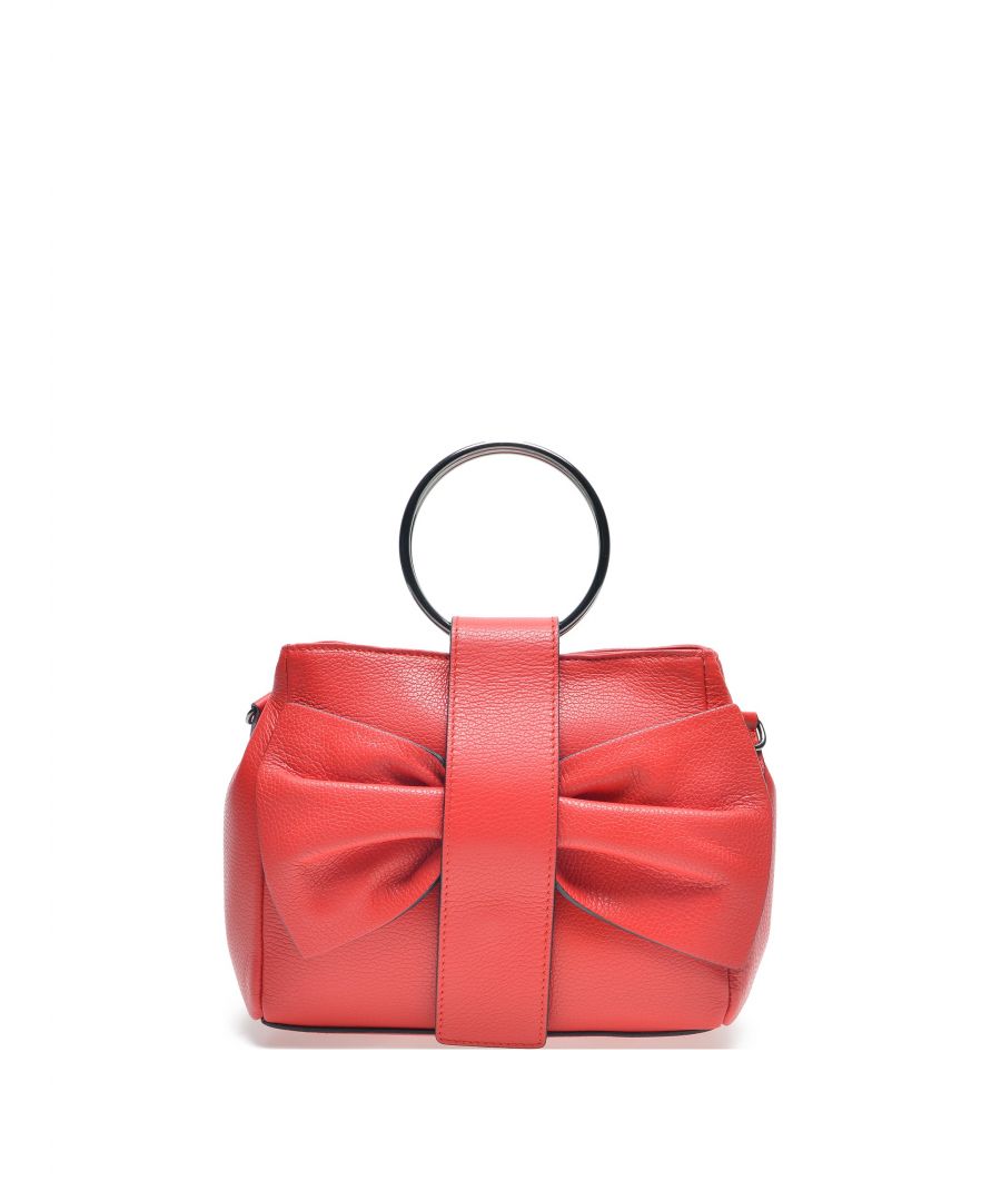 Handbag\n100% koe leather\nBovenste rits closure\nBinnenrits pocket\nRitssluiting aan de achterkant pocket\nMetalen hoepel handle\nStrik decoration\nAfmetingen (L): 22x28x12 cm\nHandvat: 30 cm non adjustable\nSchouderband: 1x120 cm adjustable