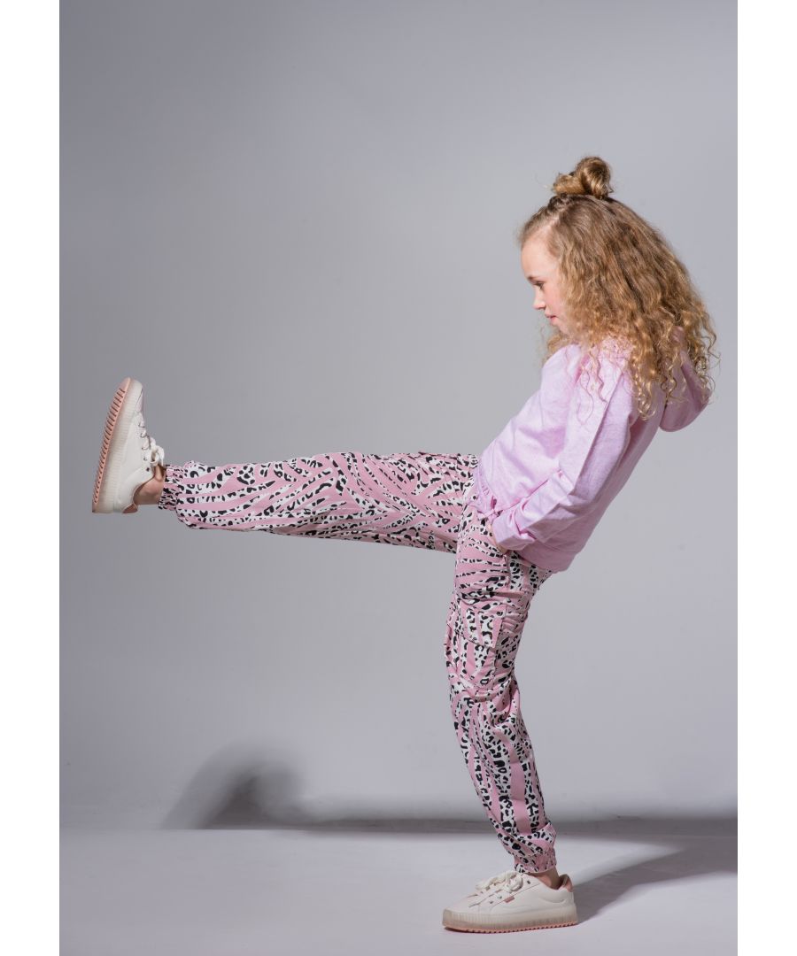 Keep in casual with our printed utility trouser with side pockets and delicate stud detail featuring an elasticated waist for comfort. The subtle textured fabric and mixed animal print designed to add excitement to your off duty days.  Wear with our Sally hoodie and trainners to comliment.