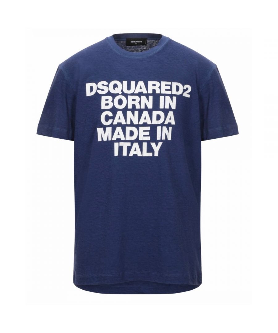 Dsquared2 Born In Canada Cool Fit blauw T-shirt. Blauw T-shirt met korte mouwen. Cool Fit-pasvorm, past volgens de maat. 100% katoen. Gemaakt in Italië. Dsquared2 Born In Canada, Made in Italy-logo. S74GD0592 S22507 470