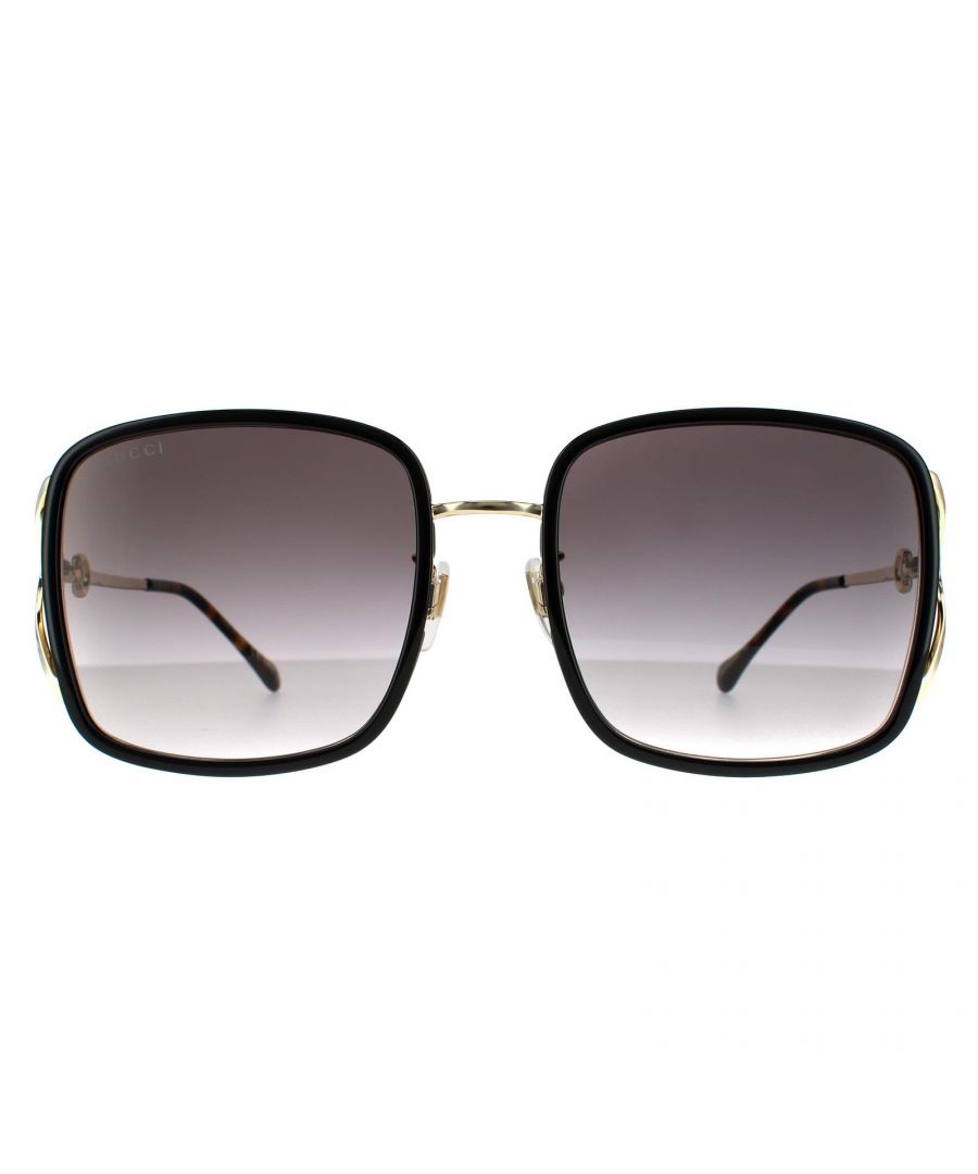 Gucci zonnebrillen GG1016SK 001 Zwart grijs zijn een lichtgewicht dun metalen frame met de rechthoekige lenzen die een modieuze moderne stijl geven. De verstelbare neuskussens zorgen voor een gepersonaliseerde pasvorm, terwijl het Gucci -logo langs de slanke tempels voor merkauthenticiteit verschijnt.