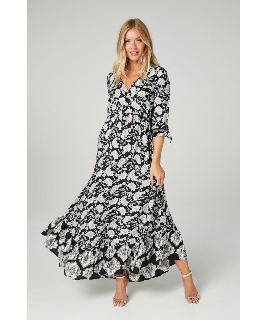 Stay on trend this season with this boho inspired peasantMaxi. It comes in a gorgeous floral prince with ½ sleeves, a round neck and a maxi length. Wear with wedges in the warmer months.