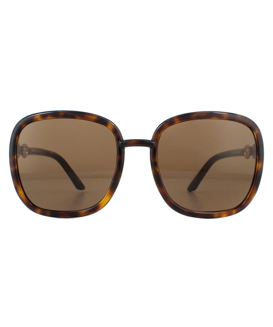 Gucci Zonnebril GG0893S 002 Dark Havana Bruin zijn een eenvoudige vierkante stijl voor vrouwen die zijn gemaakt van lichtgewicht acetaat. Het verfijnde ontwerp is ultra vrouwelijk en vleiend voor de meeste gezichten. Afgewerkt met Gucci's iconische paardenontwerp op de scharnieren en ondertekend met het Gucci-tekstlogo aan de binnenkant van de juiste tempel.