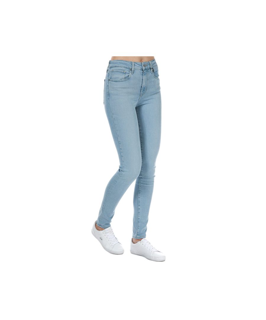 Women's Levi's 721 High Rise Skinny Jeans in light blue. – 5-pocket construction. – Zip fly and button fastening. – Levi's badge at back waist. – Embroidered Levi's flag logo at rear right pocket. – High rise. – Skinny fit. – 70% Lyocell  18% Polyester  10% Cotton  2% Elastane.  Machine wash at 30 degrees. – Ref: 188820443