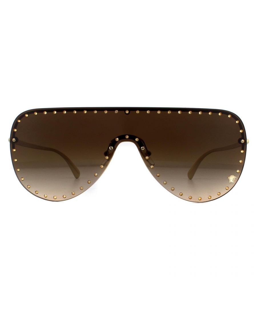 Versace zonnebrillen VE2230B 125213 Pale Gold Brown Gradient zijn een moderne vliegervorm met slanke tempels die een comfortabel en lichtgewicht gevoel creëren. Het buitenste frame toont de verfraaide kristallen met het handelsmerk Medusa Head -logo in de linkeronderhoek voor authenticiteit