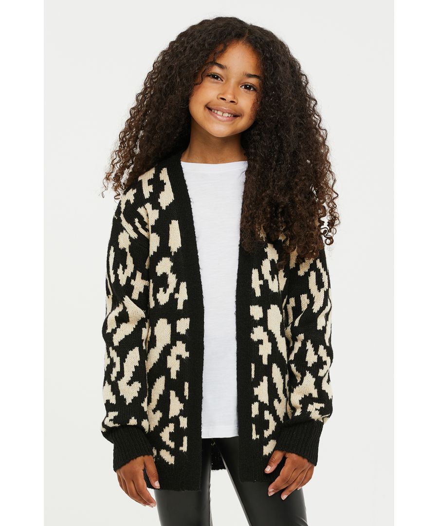 This all-over print, longline cardigan from Threadgirls is perfect for adding an extra layer to any outfit. Made from a soft fabric to ensure comfort, this cardigan features long sleeves, dropped shoulders, ribbed cuffs and hem.