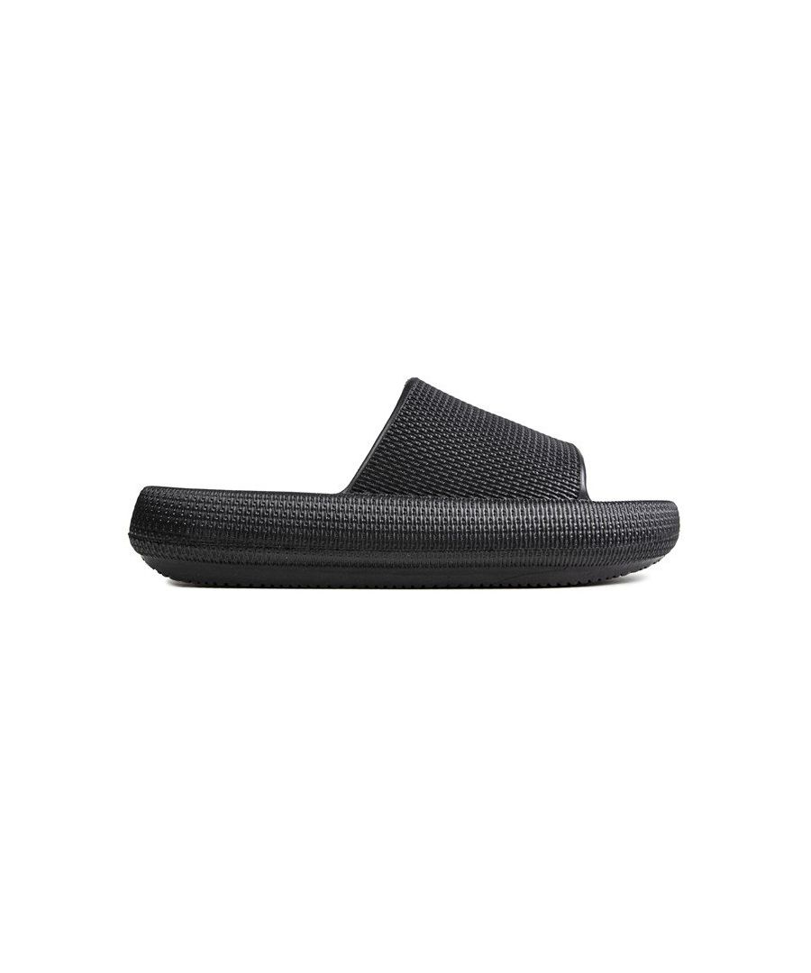 Verbeter je zomerlooks met een geweten. deze veganistische Xti-slipper in zwart heeft een mooi afgerond ontwerp met een iets verhoogde plateauzool. Gemaakt van veganistische materialen.