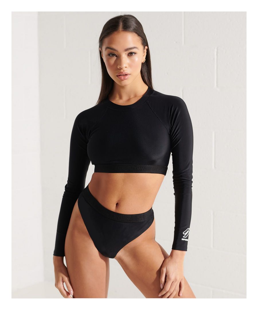 Be surf ready and hit the waves in style with the Long Sleeve Crop Rashie Top, an elasticated hem and a textured signature logo.Long sleevesHigh neckElasticated hemTextured signature logo