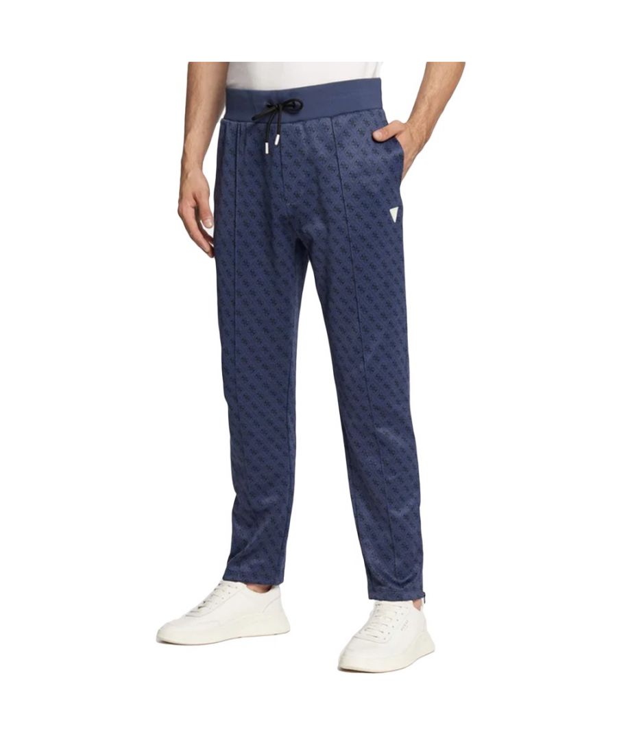 Joggingbroek Guess Korbin Man Blauw Kunststof. Authentieke stadskleding van het merk Guess - streetwear/sportkleding design van Guess - Guess for men fashion, perfect voor dagelijks leven - Guess joggingbroek in blauwe kleur past perfect bij de rest van je kleedkamer - comfortabel synthetisch materiaal - klassiek - Korbin -
