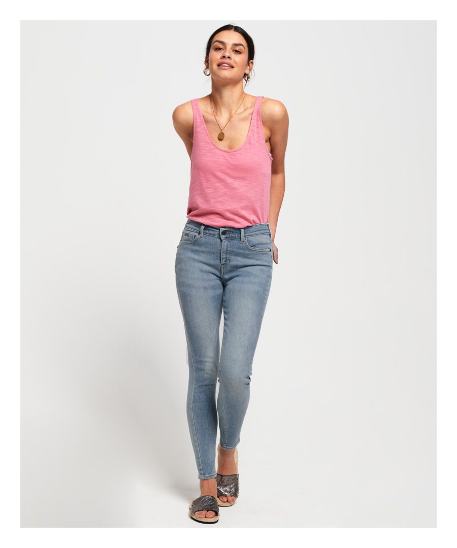 Superdry Super Vintage-damesjeans uit de Premium Denim-collectie. Update je denim-essentials dit seizoen met de Super Vintage-jeans, ontworpen met power stretch-technologie voor comfort en bewegingsvrijheid. Deze superskinny jeans met middelhoge taille heeft het klassieke ontwerp met vijf zakken, een rits- en knoopsluiting, riemlussen op de taille en is voorzien van een authentieke wassing met contrasterend stiksel voor een retrovintage look. Voor de perfecte pasvorm is de SuperVintage Mid Rise Super skinny jeans gemaakt van stretchstof om met je mee te bewegen, terwijl hij de hele dag door zijn vorm behoudt. Afgewerkt met een leren Superdry-logolabel op de achterkant en een metalen Superdry-badge op het muntzakje. Deze veelzijdige jeans is perfect overal mee te combineren, van gebreide kleding tot T-shirts.Nauwsluitende pasvorm. Passend waar de broek de huid aanraakt, precies waarvoor hij is ontworpen. Met een vleugje stretch om er zeker van te zijn dat hij zo nauw mogelijk aansluit, vanaf het zitvlak via de dij tot aan een smalle enkel – de ultieme rocksterlook.