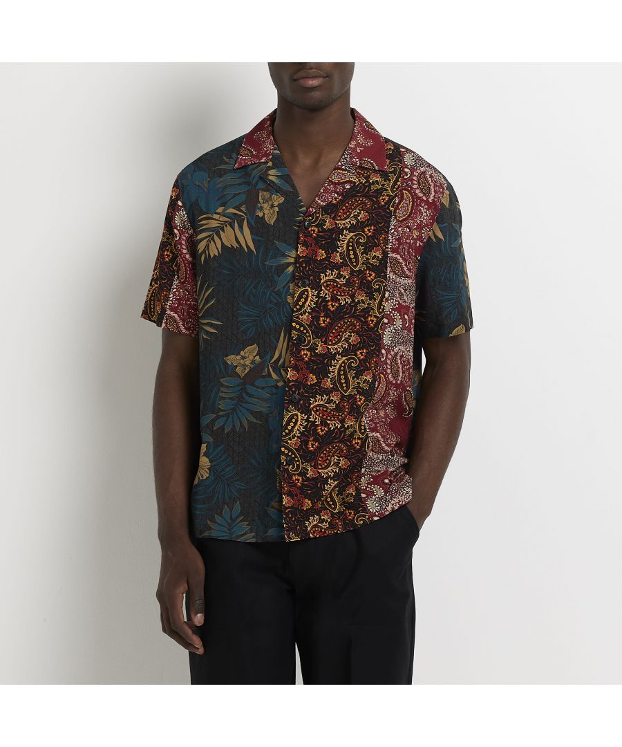 > Brand: River Island> Department: Men> Colour: Black> Type: Button-Up> Size Type: Regular> Fit: Regular> Material Composition: 100% Viscose> Occasion: Casual> Closure: Button> Material: Viscose> Neckline: Collared> Sleeve Length: Short Sleeve> Season: SS22