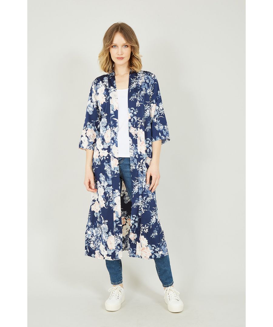 Ben je op zoek naar een nieuwe blikvanger deze zomer? Je vindt het in onze prachtige marineblauwe satijnen kimono met bloemenprint. Draag het over ons witte hemdtopje en een spijkerbroek. Wil je je look naar een hoger niveau tillen? Combineer je kimono met opvallende sieraden en je favoriete paar hakken.