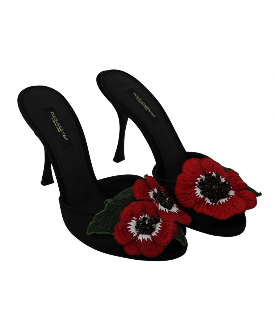 DOLCE & ; GABBANA Superbes chaussures neuves et étiquetées, 100% authentiques Dolce & ; Gabbana Modèle : Sandales à enfiler, bouts ouverts, talons Matériau : 10% plastique, 2% verre, 3% polyester, 20% soie, 65% rayonne Couleur : Noir avec détails de roses rouges sur le devant Détails de cristaux rouges noirs sur le devant Semelle en cuir Détails du logo Made in Italy