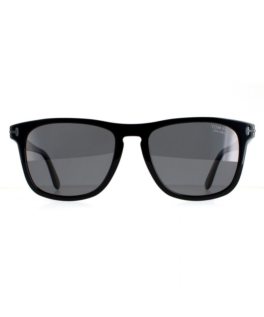 Tom Ford rechthoek heren zwart grijs gepolariseerde FT0930-n gerard zonnebril zijn een klassieke rechthoekige vorm gemaakt van premium acetaat. Afgewerkt met een sleutelgatbrug en Tom Ford T -logo's op de tempels.