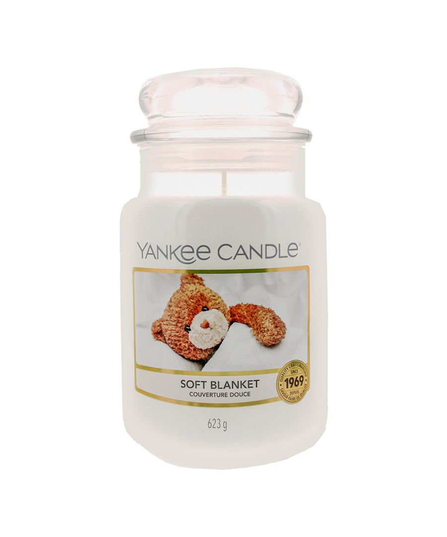 The Yankee Original Candle Soft Blanket Candle blends pure natural extracts to create a fragrance that's clean, luxurious and warm. The candle contains top notes of Bergamot, Citrus and Blackberry, with a heart of Cashmere Vanilla, Rose and Tobacco Flower, and has base notes of Musk, Amber and Cocoa. The candle it's self is created from premium grade Paraffin wax and other fine ingredients, to have a 100% natural candle that has a lead free wick, and gives a clean, consistent burn.