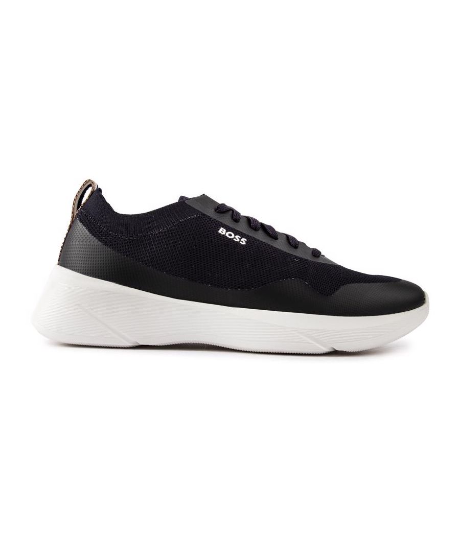 De blauwe BOSS Dean Run trainer is een veelzijdige. sportieve hardloopschoen met een strak design. De onopvallende eigentijdse designerschoen heeft een eersteklas sokachtig bovenwerk. blinde oogjes en subtiele kenmerkende BOSS-branding. Ga licht. rennen als een baas.