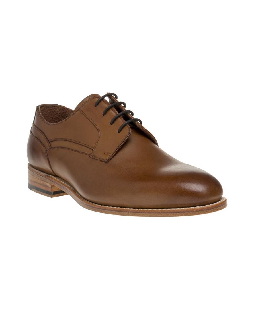 Goodyear paspelschoenen voor heren van SOLE. Stijl Gaspar is volledig leer gevoerd en wordt geleverd met een leren zool met kwaliteitsdetails.
