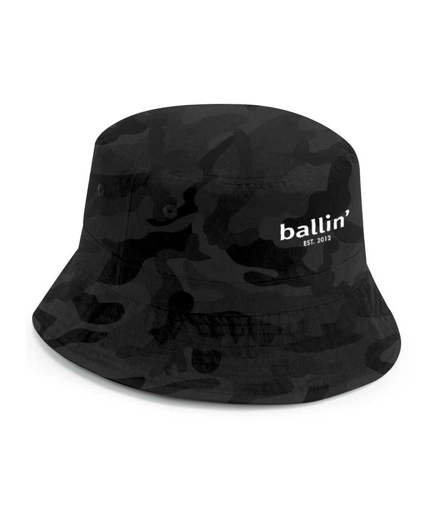 Bucket Hat van het merk Ballin Est. 2013. De Bucket Hat is gemaakt van hoogwaardig polyester, en heeft een normale pasvorm. De maat is 60cm, en kan met een aantrekkoord nog kleiner worden gemaakt.  Modelnaam: Bucket HatCategorie: heren petMaterialen: polyesterKleur: zwart camo