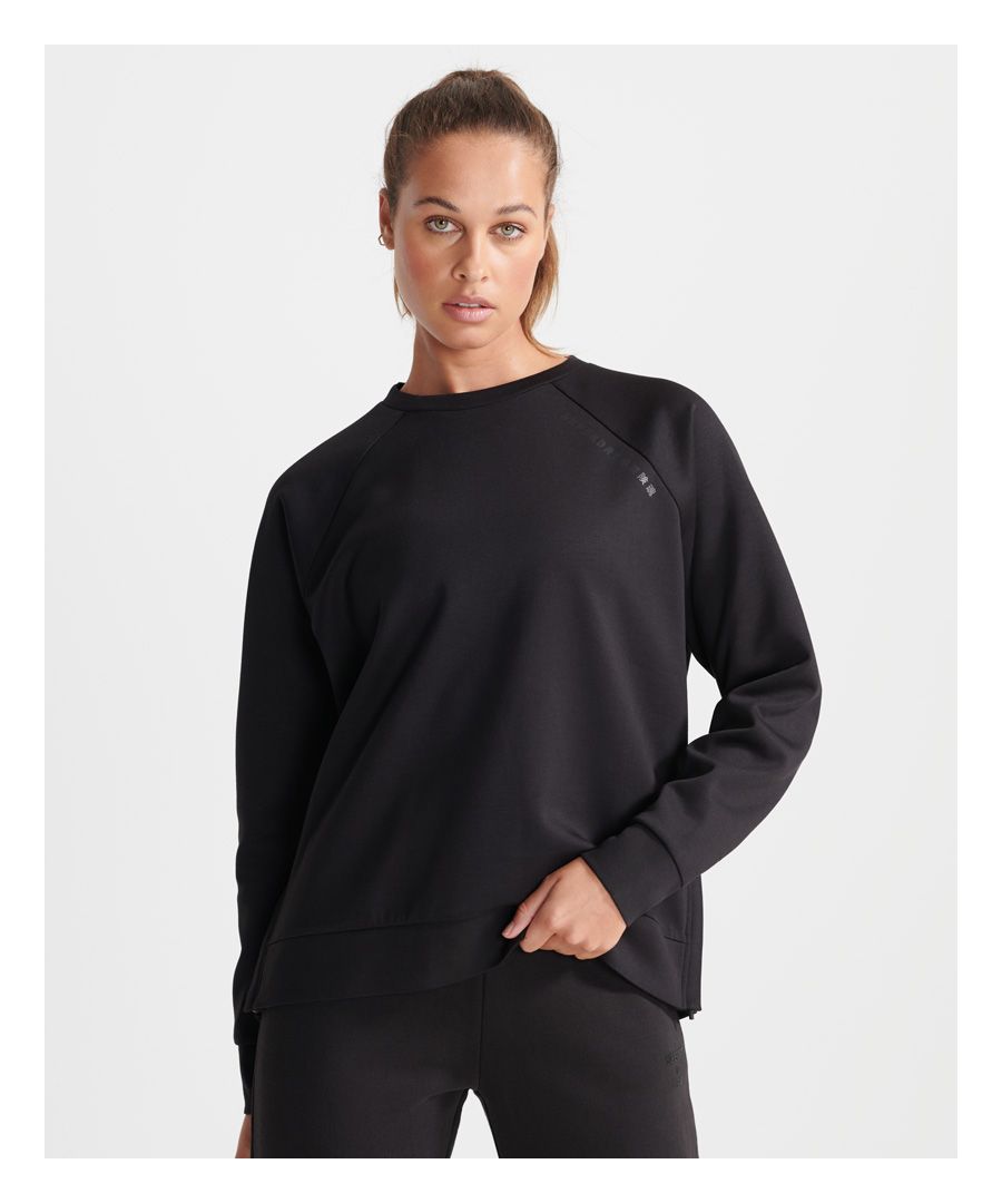 Designed with your comfort in mind, train at your best for longer with the Training Crew Sweatshirt.Relaxed: A classic fit. Not too slim, not too tight – no distractions hereClassic crew necklineRibbed cuffs and hemPrinted logo