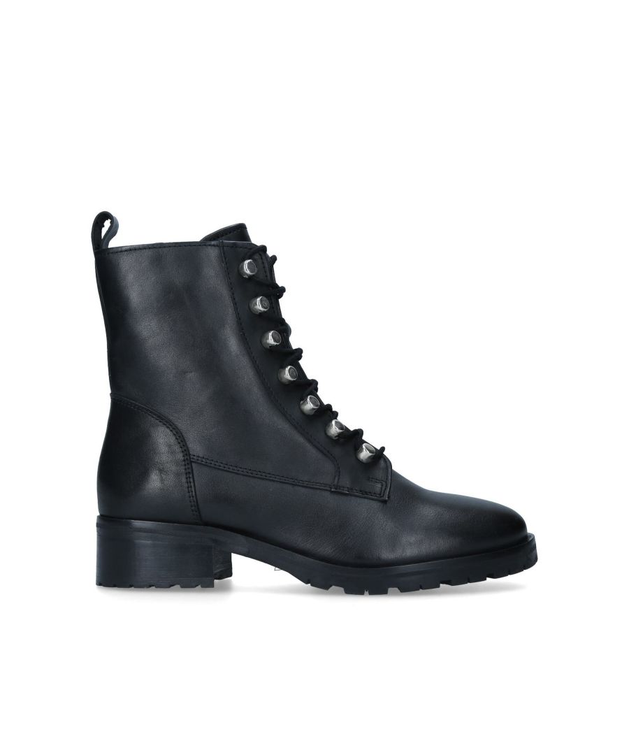 The Steam lace up calf boot offers an aesthetic that's built to last. Delivered in black leather with lacing, a lug sole and a low heel offering a 30mm boost. The front is zipped with a small pull tab at the back of the ankle.