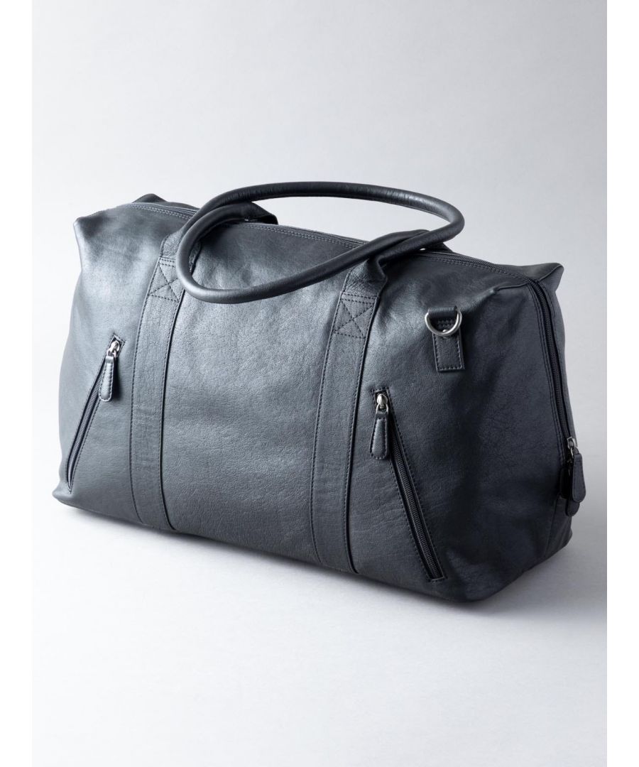 Introducing a classically shaped large leather holdall in buffed black leather. The Discoverer range are crafted from lightweight leather, but designed to be rugged and stand the test of time. The black leather is paired with gunmetal colour hardware. Packed with the features you'd expect from a Lakeland Leather holdall; two external pockets, spacious lined interior, detachable shoulder strap and grab handles.