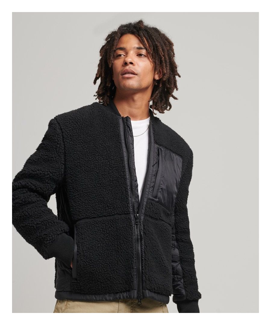 Blijf dit seizoen warm en trendy met onze Sherpa-jas met volledige rits. Dit item verenigt de Amerikaanse buitencultuur met subtiele functionaliteit en biedt niet alleen stijl, maar ook efficiëntie door de vele zakken en de met fleece gevoerde binnenvoering.Casual pasvorm – de klassieke Superdry-pasvorm. Niet te nauwsluitend, niet te ruim, precies goed. Kies je gebruikelijke maatSherpamateriaalRitssluitingGeribde mouwboordenDoorgestikte panelen aan de zijkantOntwerp met drie zakken met ritsElastisch trekkoord in de zoomSuperdry-logopatchDoorgestikte voering