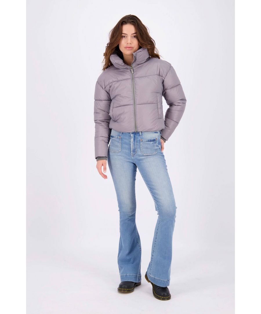 Deze gewatteerde jas voor dames van Raizzed is gemaakt van nylon. Dit model heeft een opstaande kraag, lange mouwen en een ritssluiting.details van deze gewatteerde jas:stijlnaam: Tamaryelastische polsmanchetten2 steekzakken