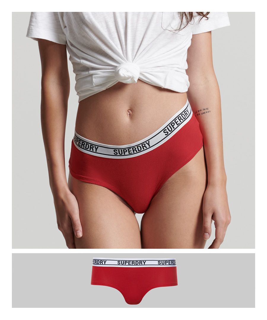 Onze hipster van biologisch katoen is een klassieker die niet mag ontbreken in je garderobe. Hij voelt zacht aan en heeft een minimalistische look. Bovendien is hij op een duurzame manier geproduceerd.Elastische tailleband met logodetailsKlassiek ontwerpMix van biologisch katoenGemaakt van biologisch katoen dat wordt geteeld met natuurlijke in plaats van chemische pesticiden en meststoffen. De gezondere bodem die hierdoor ontstaat verbruikt tot 80% minder water, wat beter is voor onze planeet en voor de boeren die erop verbouwen.Om hygiënische redenen kan ondergoed uitsluitend omgeruild of geretourneerd worden in de ongeopende originele verpakking. Dit heeft geen invloed op de wettelijke rechten van de klant.
