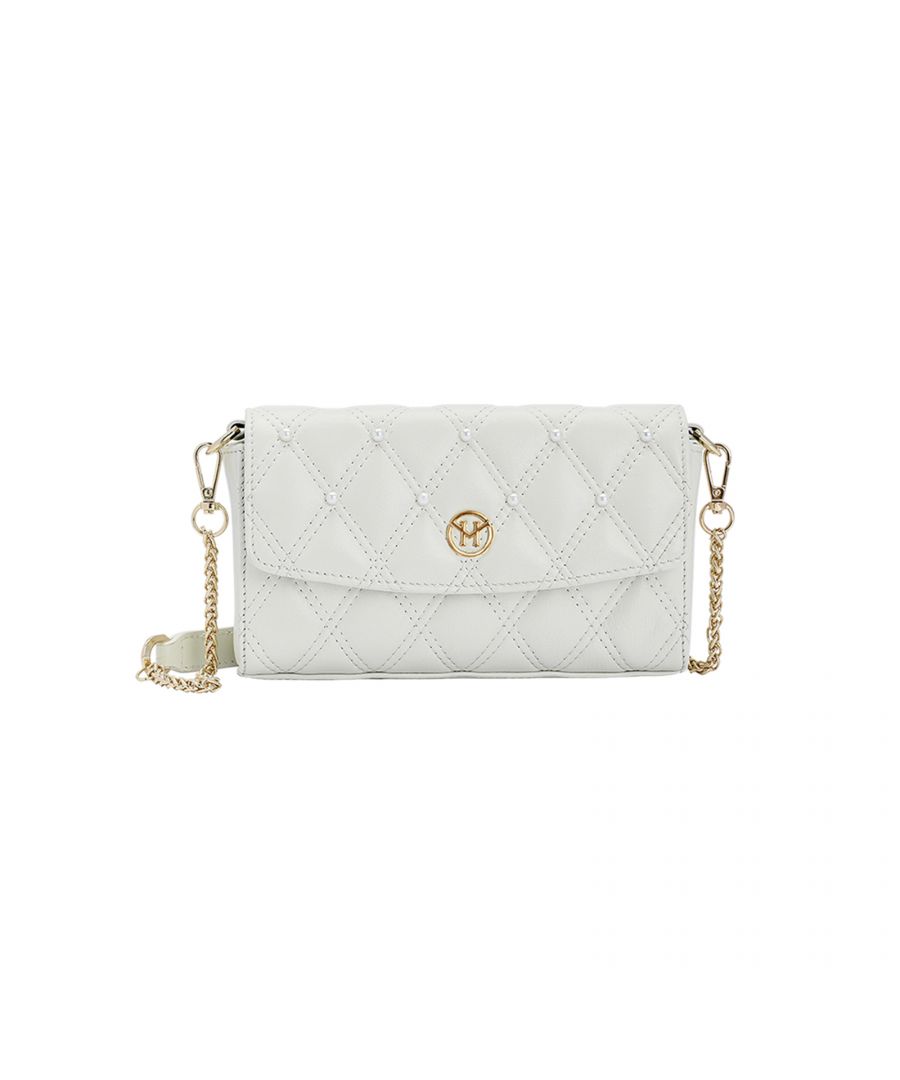 A girl's dream come true with the Pearl Quilted Shoulder Bag in white. This handbag from Victoria Hyde London is sweet and classy at the same time. The soft genuine leather surface has a quilted pattern and is embellished with nine white pearls. Gold-coloured details refine the design and make this white bag a very special eye-catcher. Both a shoulder strap and a belt are included so that the bag can be worn not only over the shoulder but also as a belt bag. Your new companion for the day as well as for the evening!  Dimensions: 20cm x 11.5cm x 6cm, Length of the carrying strap: 61.5cm (detachable), Height of the carrying strap: 28.5cm, Length of the belt: 102cm (removable), Belt width: 3cm