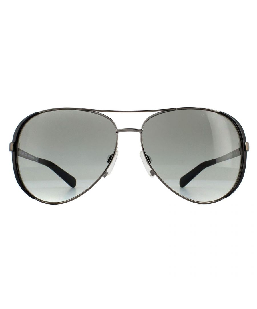 Michael Kors Sunglasses Chelsea 5004 101311 Gunmetal Black Gray Gradient zijn een van de meest populaire modellen in de nieuwe Michael Kors -collectie en je kunt zien waarom. Enkele geweldige kleurencombinaties in de klassieke vliegerstijl die een groter randje heeft voor een echt stijlvolle look.